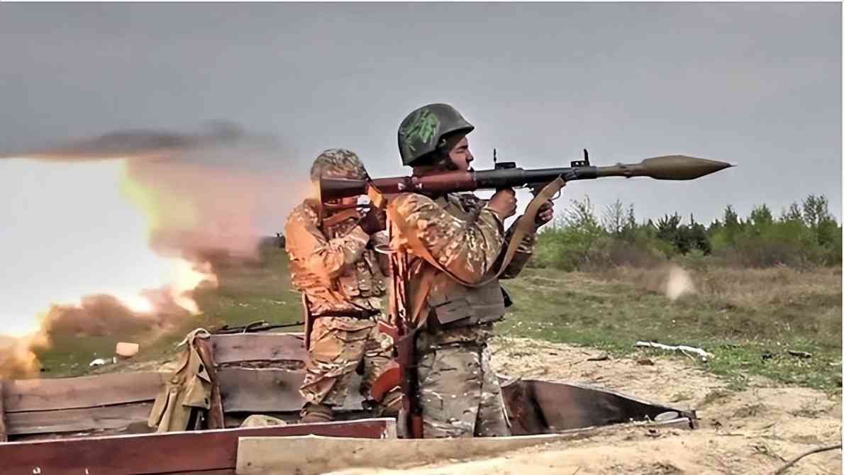 性价比超高，是恐怖分子必备的武器，安拉的魔法棒 - RPG-7